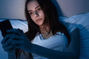 Read more about the article Is Your Smartphone Stealing Your Collagen? (The 2026 Blue Light Truth)