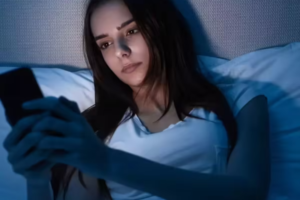 You are currently viewing Is Your Smartphone Stealing Your Collagen? (The 2026 Blue Light Truth)