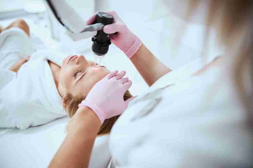 You are currently viewing The 10,600nm Target: The Masterful Physics of CO2 Laser Resurfacing